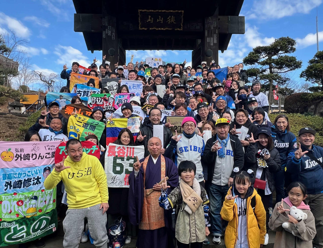 狭山山不動寺で必勝祈願を行った約100人の西武ファン（撮影・金子真仁）