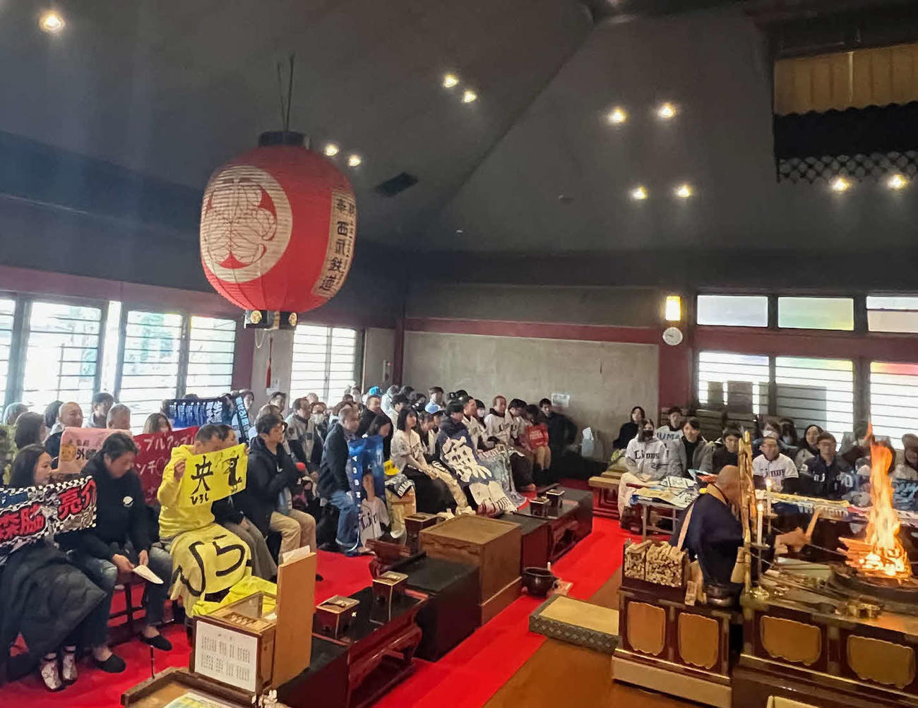 狭山山不動寺で必勝祈願を行った約100人の西武ファン（撮影・金子真仁）