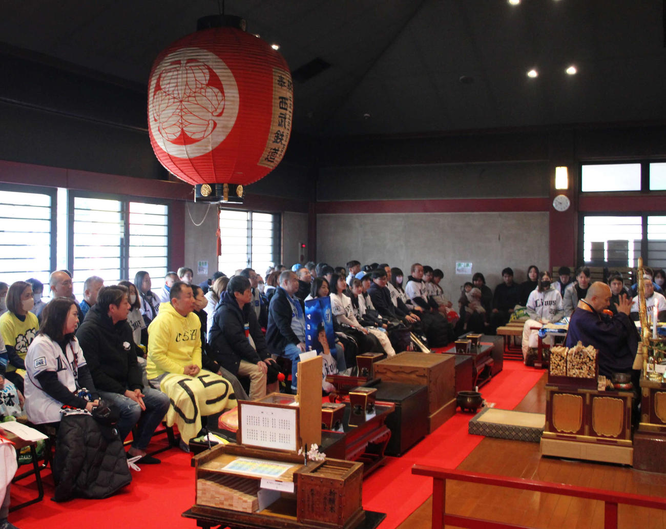 西武ナインと同様に狭山不動尊で必勝祈願を行った約100人の西武ファン（撮影・金子真仁）