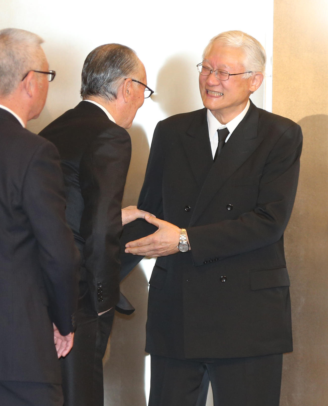 13年、故川上哲治さんお別れの会で長嶋茂雄巨人終身名誉監督（左）と握手を交わす長男の貴光さん