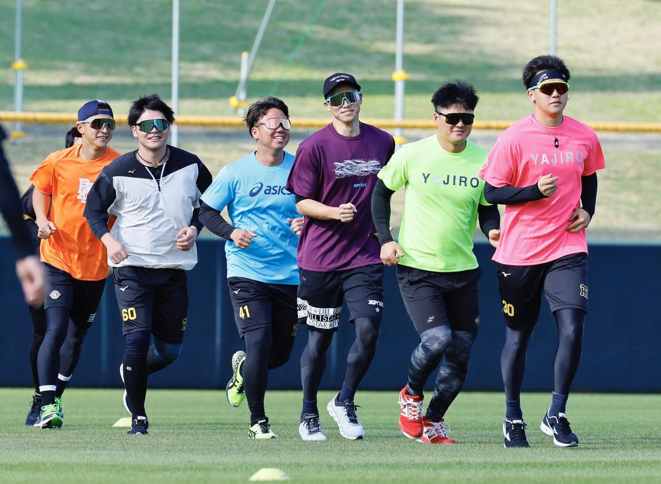 阪神合同自主トレで、色鮮やかなTシャツでアップする（右から）門別、前川、湯浅、村上
、小野寺、熊谷（撮影・藤尾明華）