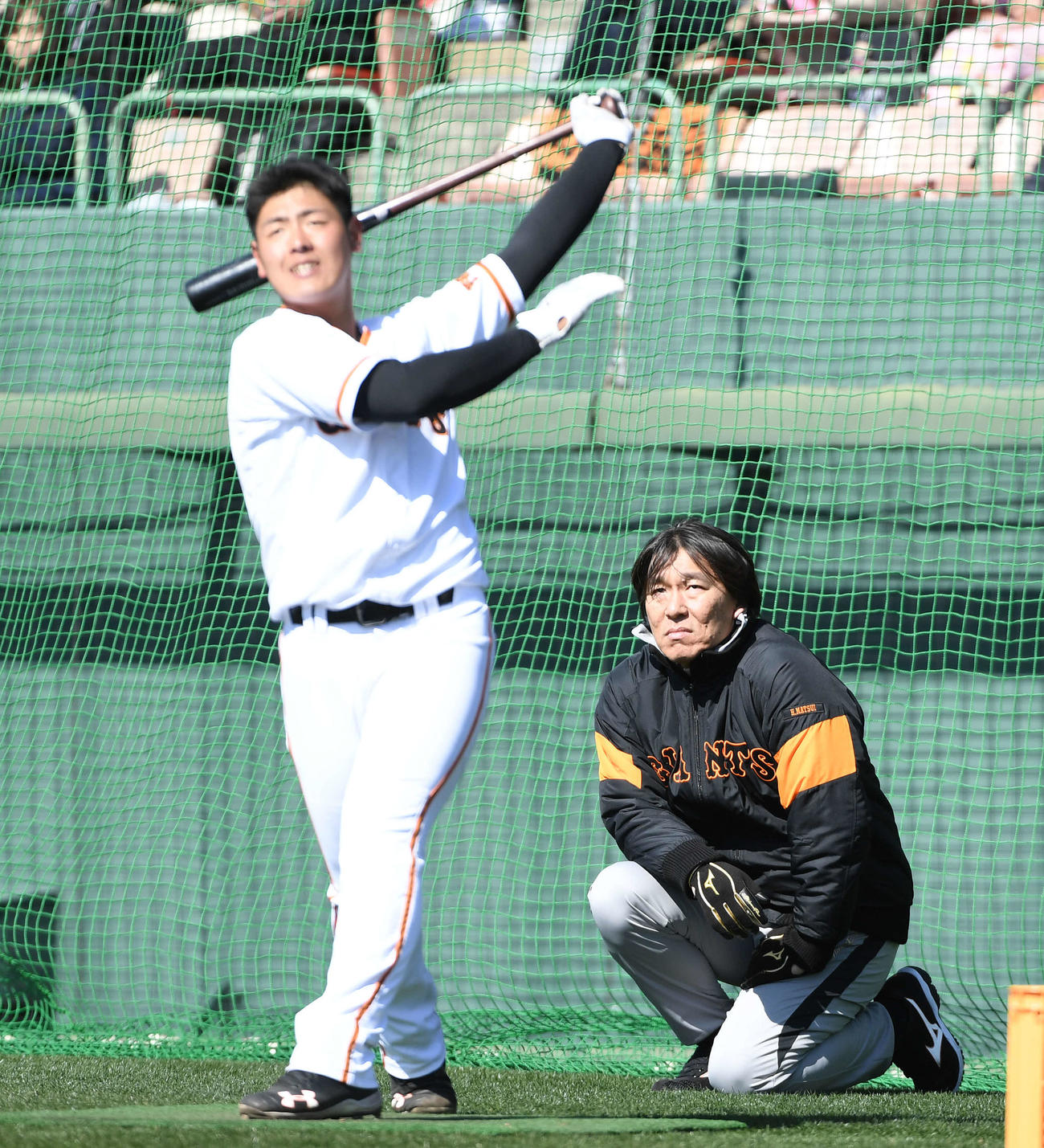 18年2月、巨人宮崎春季キャンプ　巨人岡本和真（左）のロングティーを後ろから見つめる松井秀喜臨時コーチ