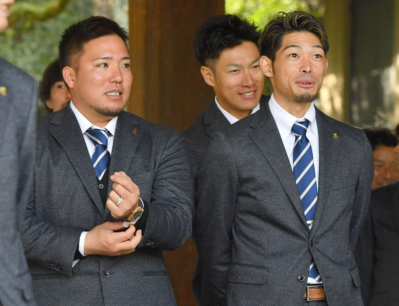 ソフトバンクの必勝祈願を終え、鏡開きの前に又吉（右）と話す山川（左）。右奥は柳田（撮影・岩下翔太）