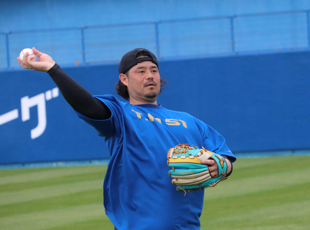 キャンプ地の沖縄・宜野湾で自主トレを公開したDeNA宮崎（撮影・小早川宗一郎）