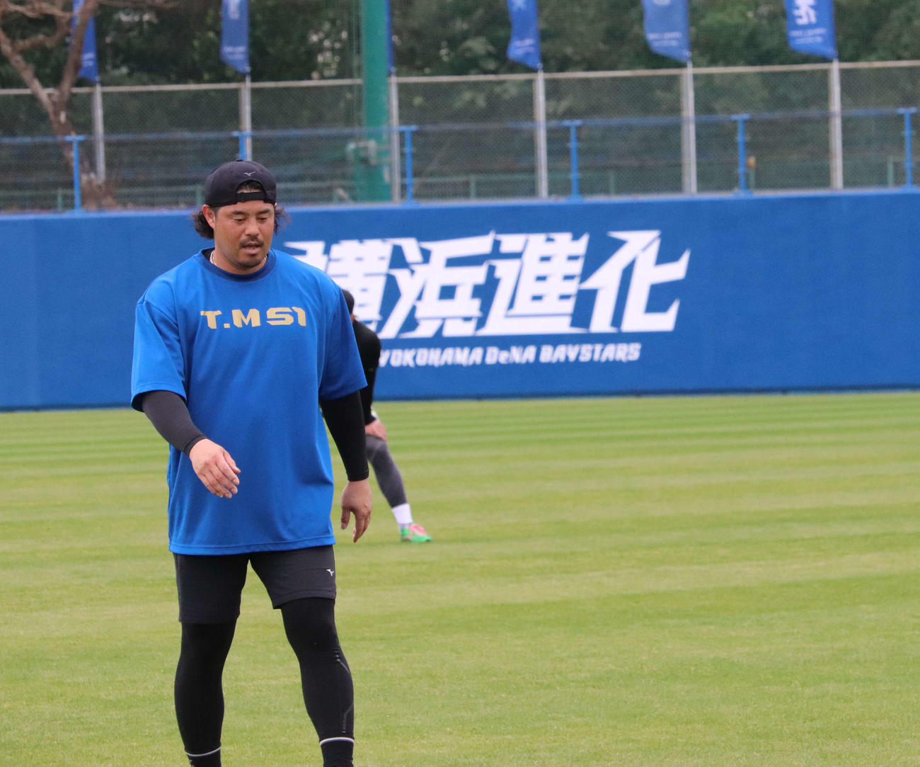 キャンプ地の沖縄・宜野湾で自主トレを公開したDeNA宮崎（撮影・小早川宗一郎）