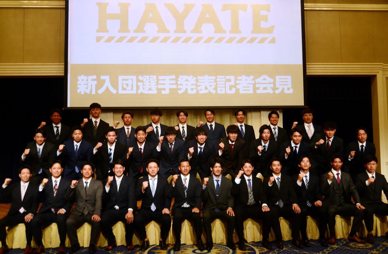 くふうハヤテ・新入団選手及びユニホームお披露目会見　写真に納まるくふうハヤテの選手たち（24年1月撮影）