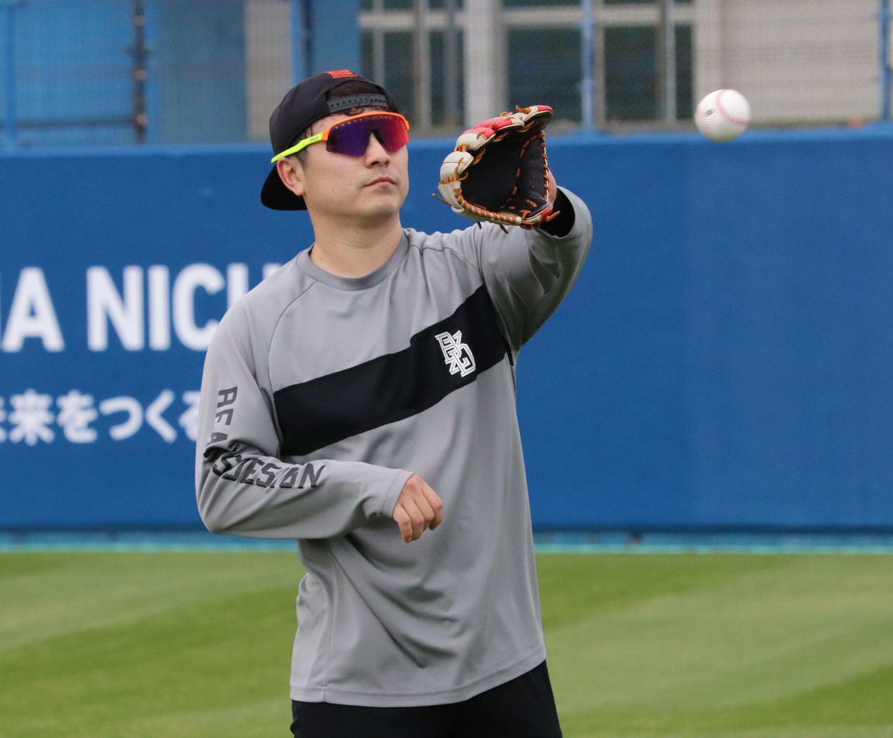 キャンプ地の沖縄・宜野湾で自主トレを公開したDeNA佐野（撮影・小早川宗一郎）
