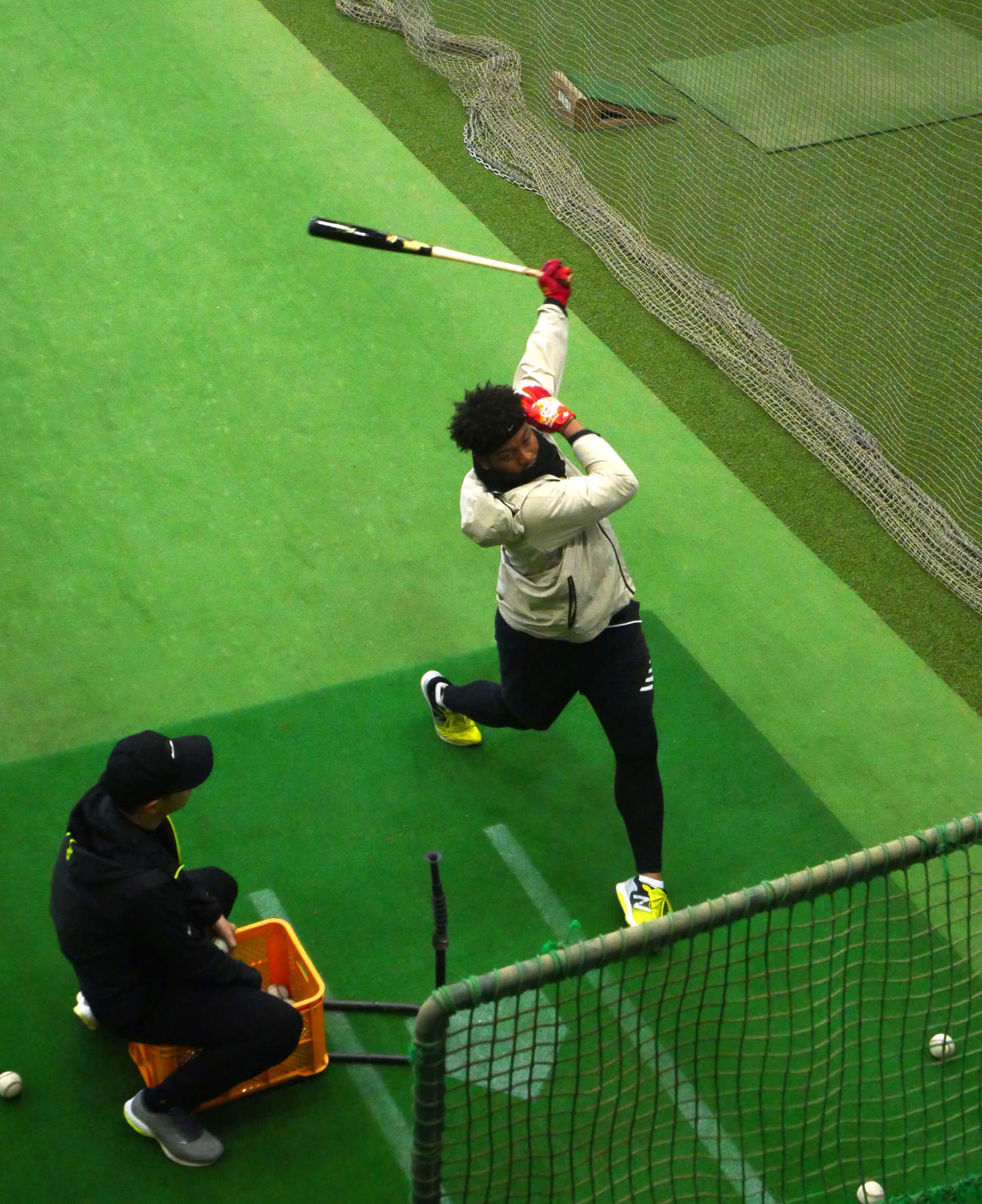ティー打撃をする巨人オコエ（撮影・上田悠太）