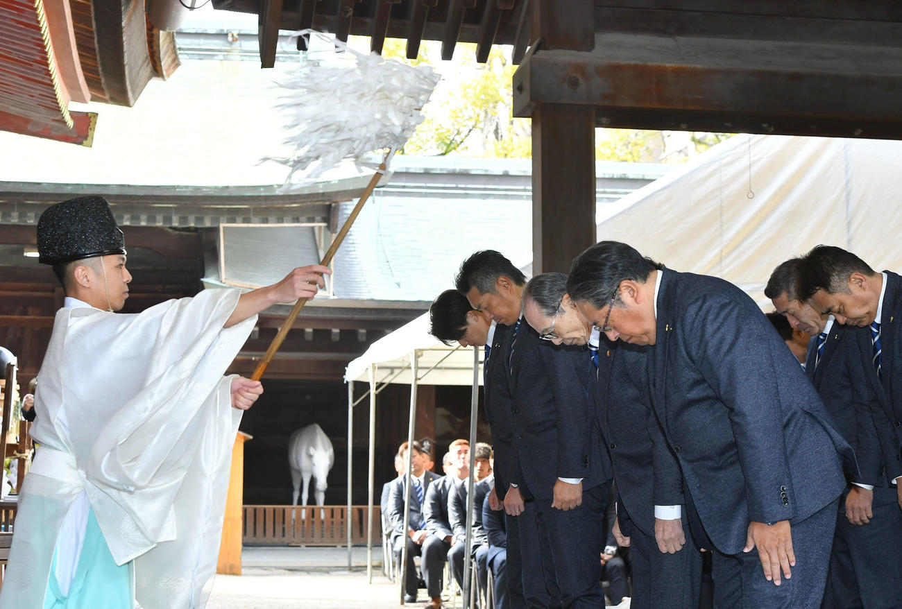 必勝祈願を行う、前列左から周東選手会長、小久保監督、王球団会長、後藤球団社長らソフトバンクナイン（撮影・岩下翔太）