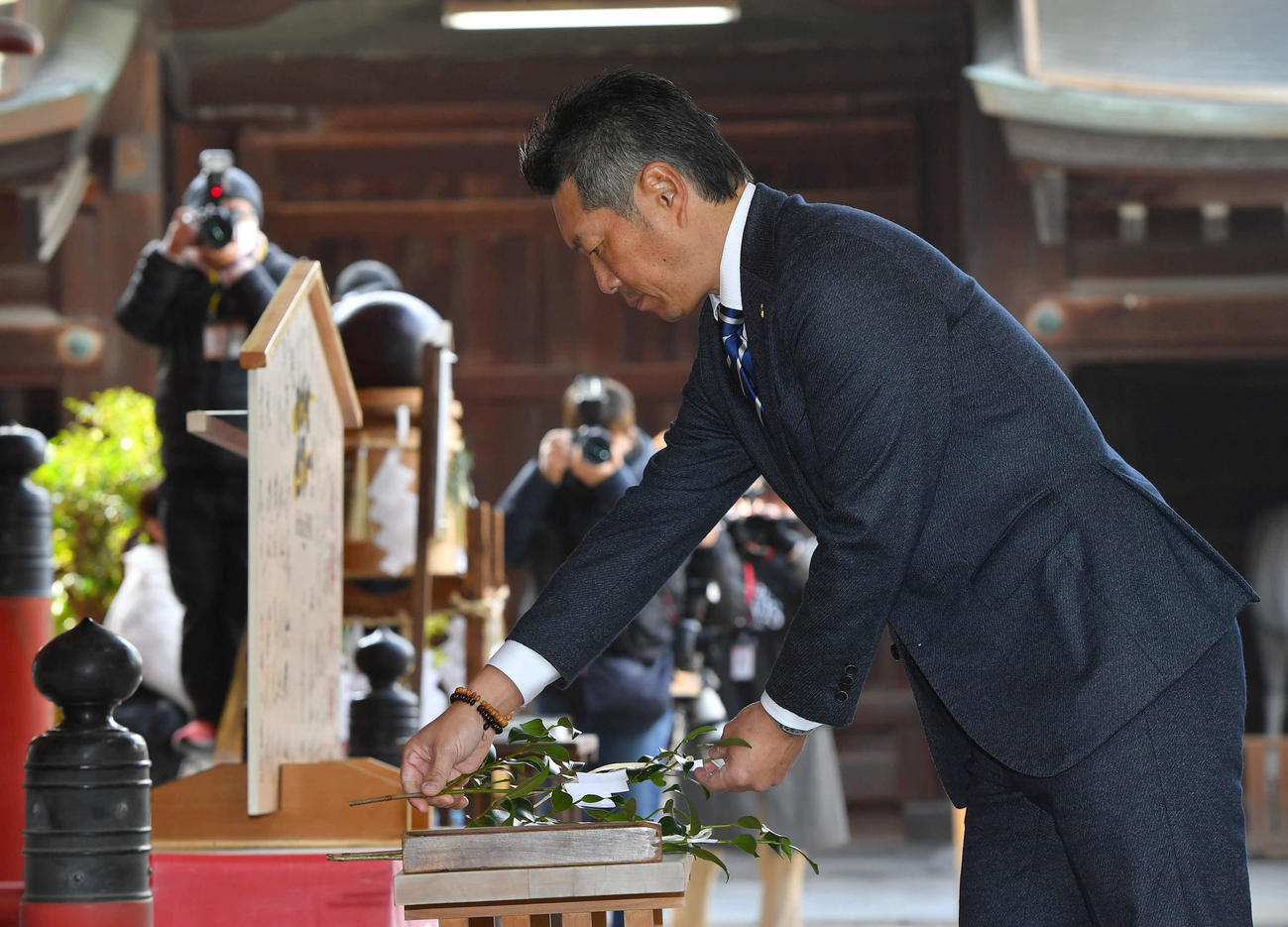 必勝祈願で玉串奉奠を行うソフトバンク小久保監督（撮影・岩下翔太）