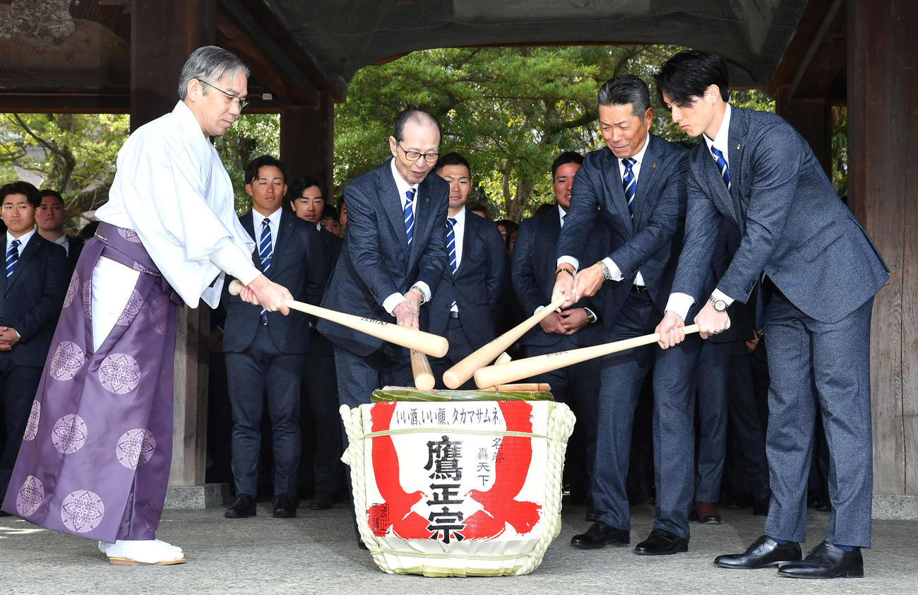 必勝祈願を終えて鏡開きを行う、右から周東選手会長、小久保監督、王球団会長（撮影・岩下翔太）