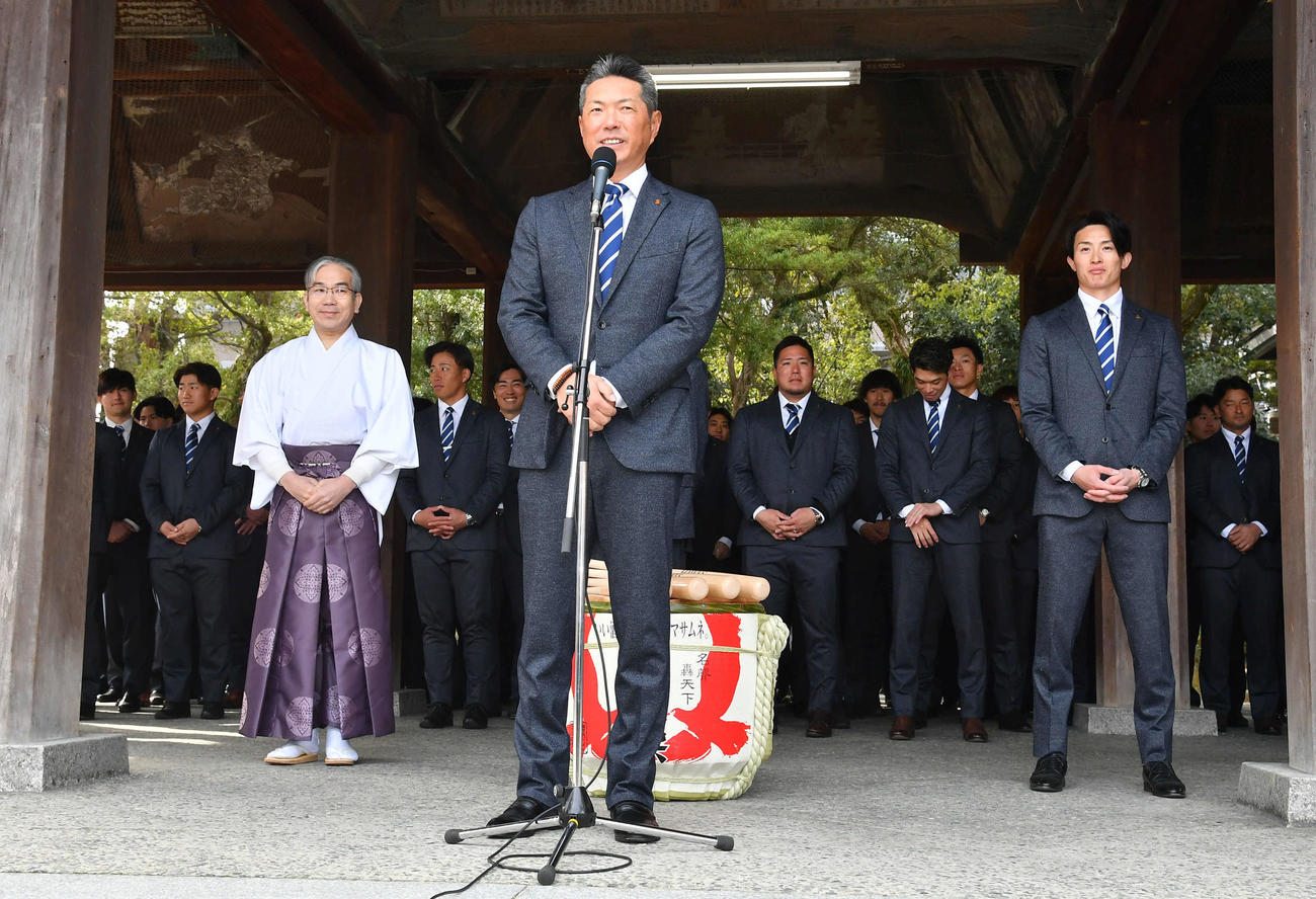必勝祈願を終え、鏡開きの前にファンにあいさつするソフトバンク小久保監督（撮影・岩下翔太）