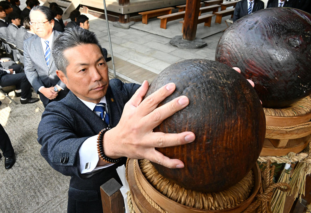 必勝祈願で玉せせりに触れるソフトバンク小久保監督