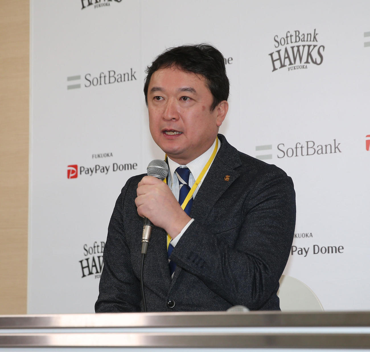 ウォーカーの入団会見で話をする三笠杉彦GM（撮影・冨田成美）