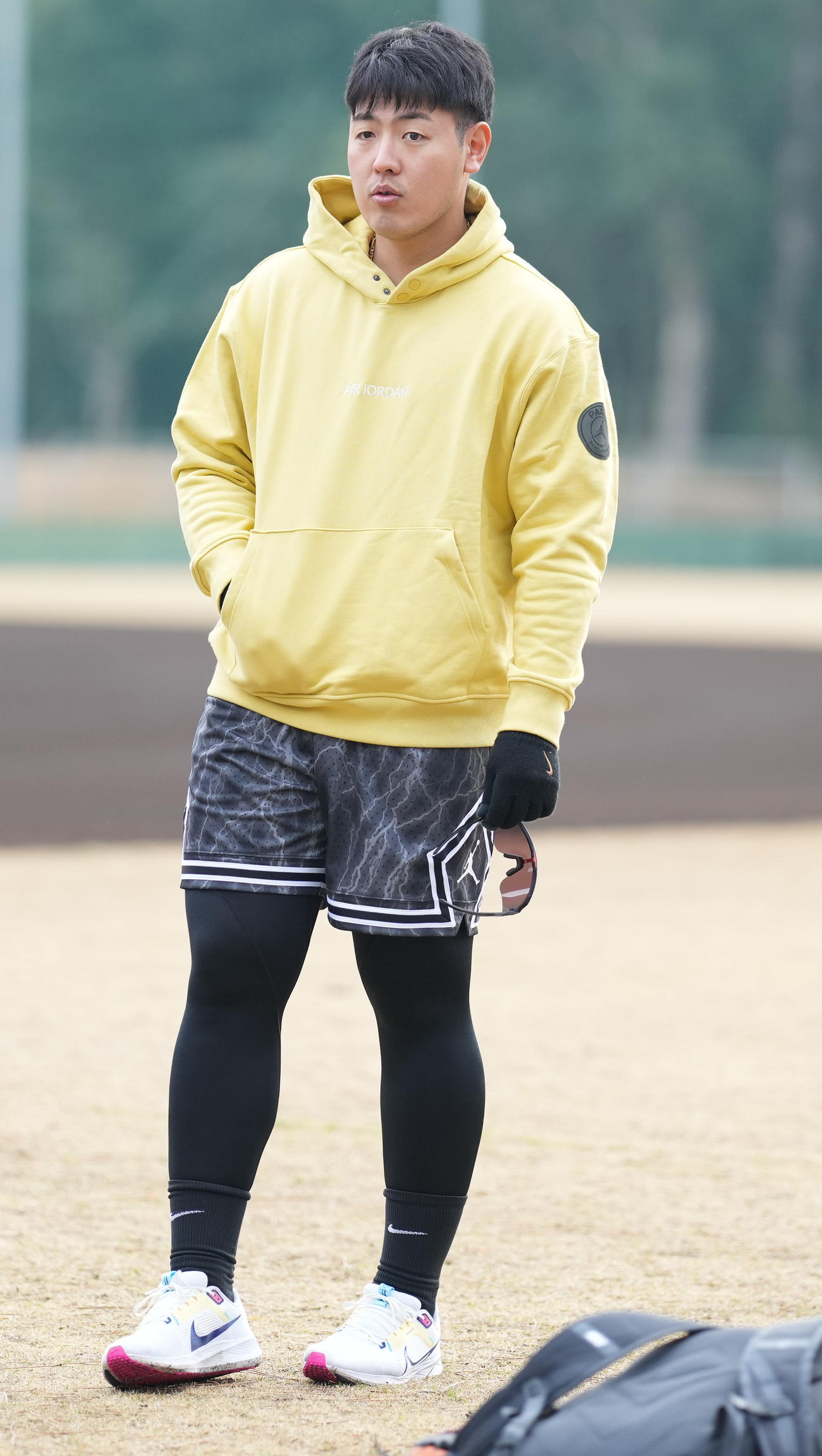 練習に臨む巨人岡本和（撮影・鈴木みどり）