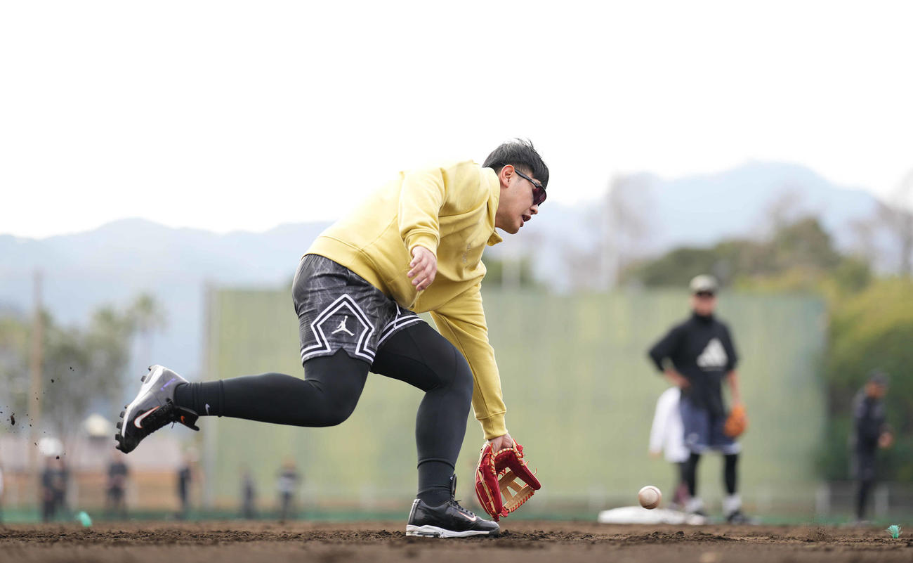ノックを受ける巨人岡本和（撮影・鈴木みどり）