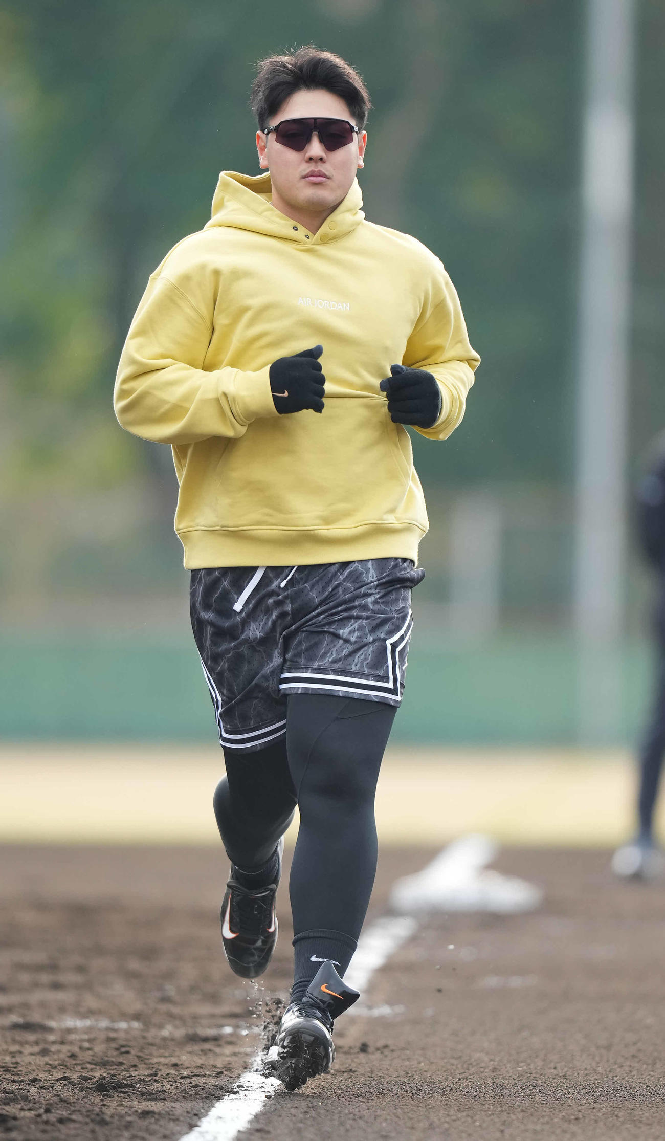 ベースランニングする巨人岡本和（撮影・鈴木みどり）