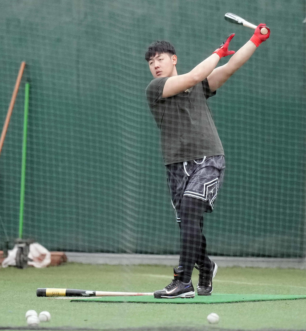 ティー打撃する巨人岡本和（撮影・鈴木みどり）