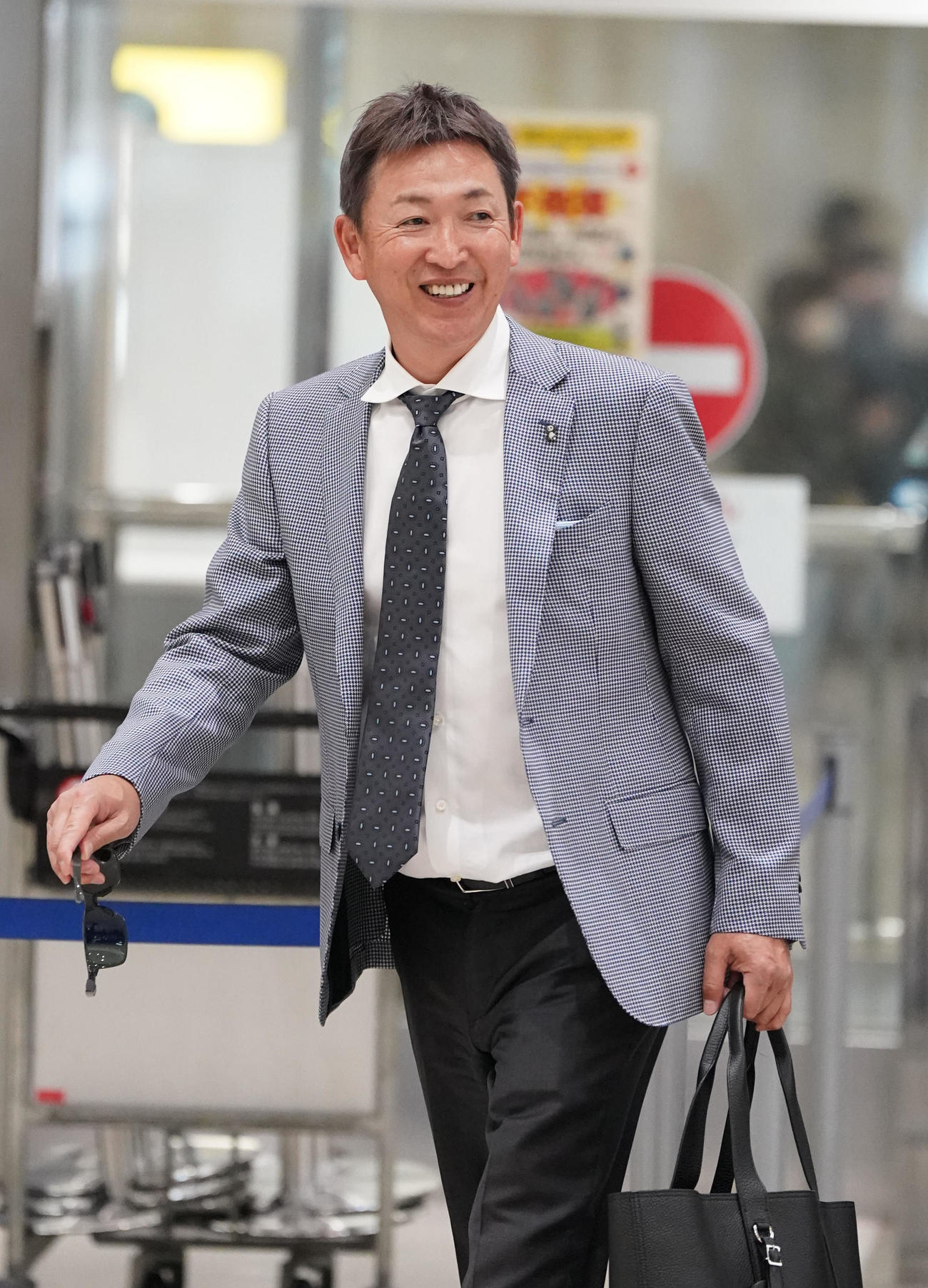 キャンプ地沖縄に到着した立浪監督（撮影・森本幸一）