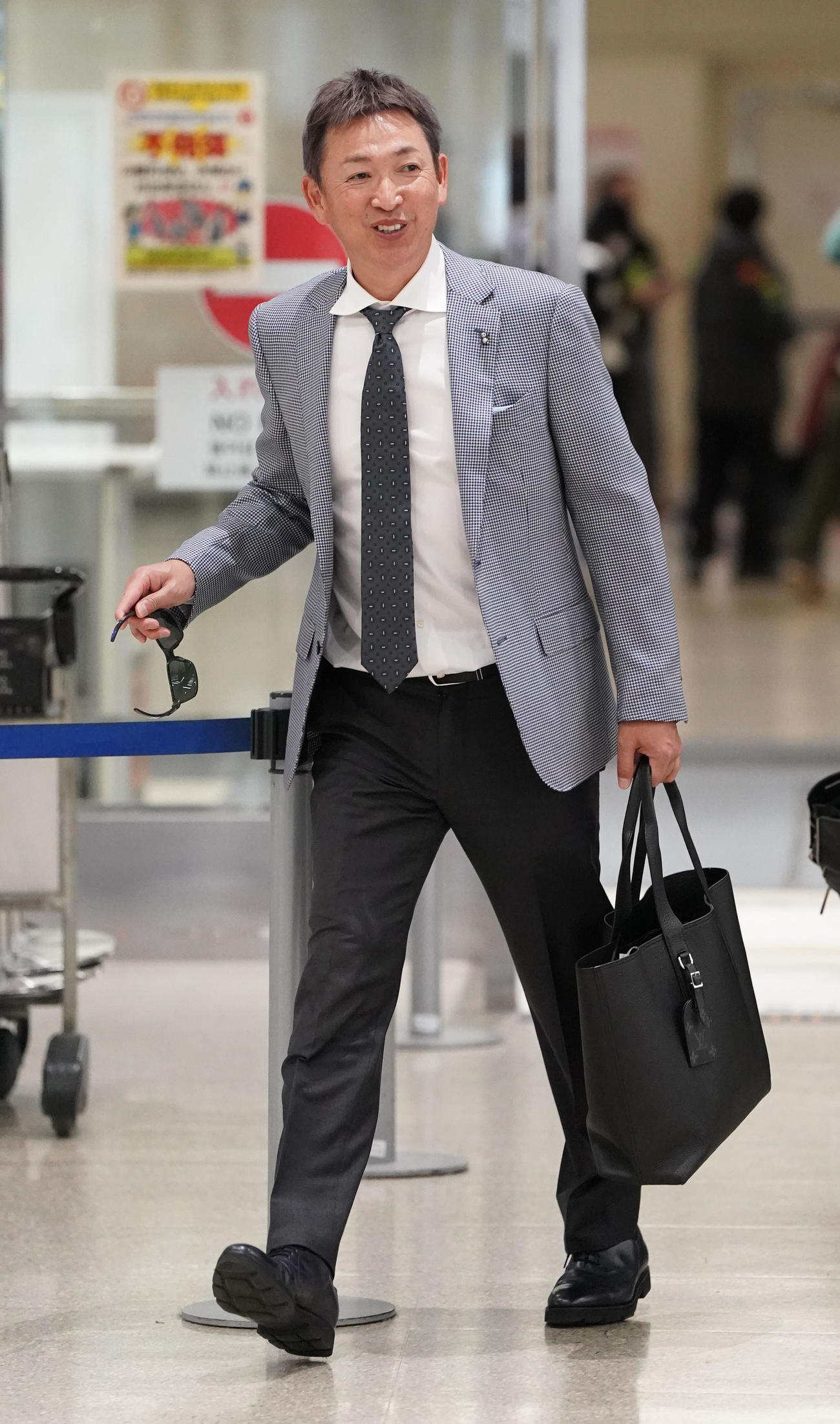 キャンプ地沖縄に到着した立浪監督（撮影・森本幸一）