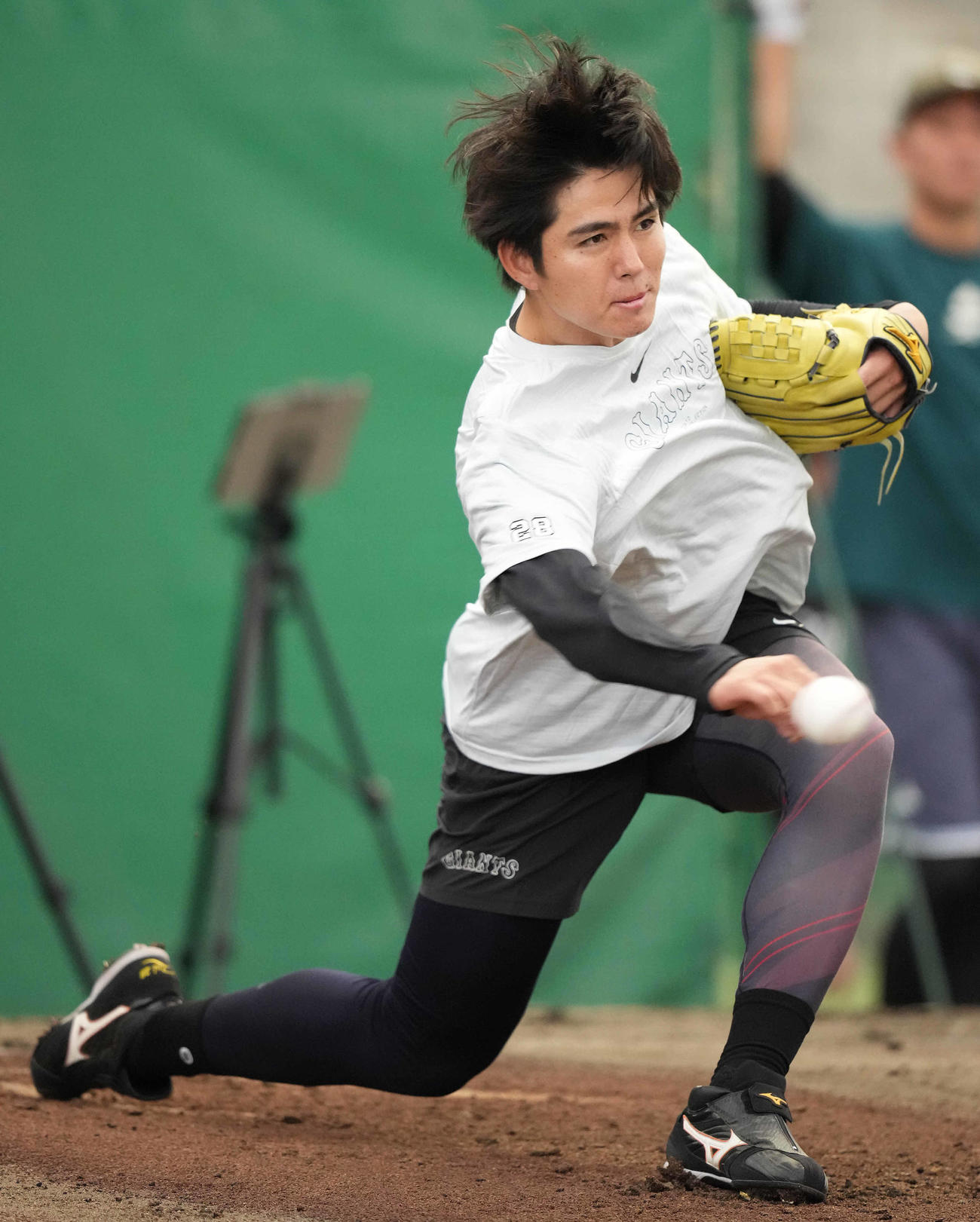 ブルペンで投球する巨人高橋礼（撮影・鈴木みどり）