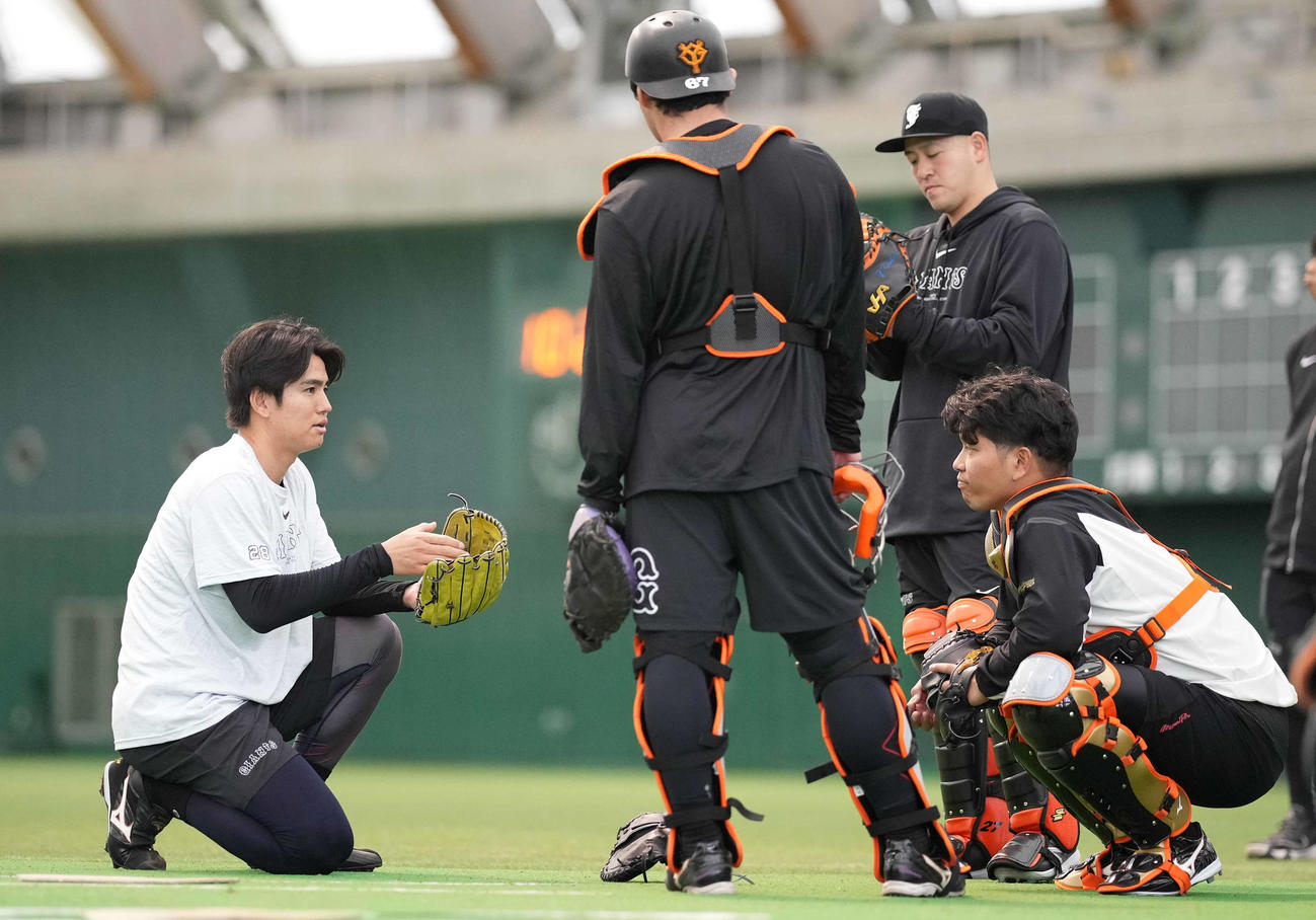 大城（右下）、岸田（右上）、山瀬（中央）とブルペンでの投球後に話す巨人高橋礼（撮影・鈴木みどり）