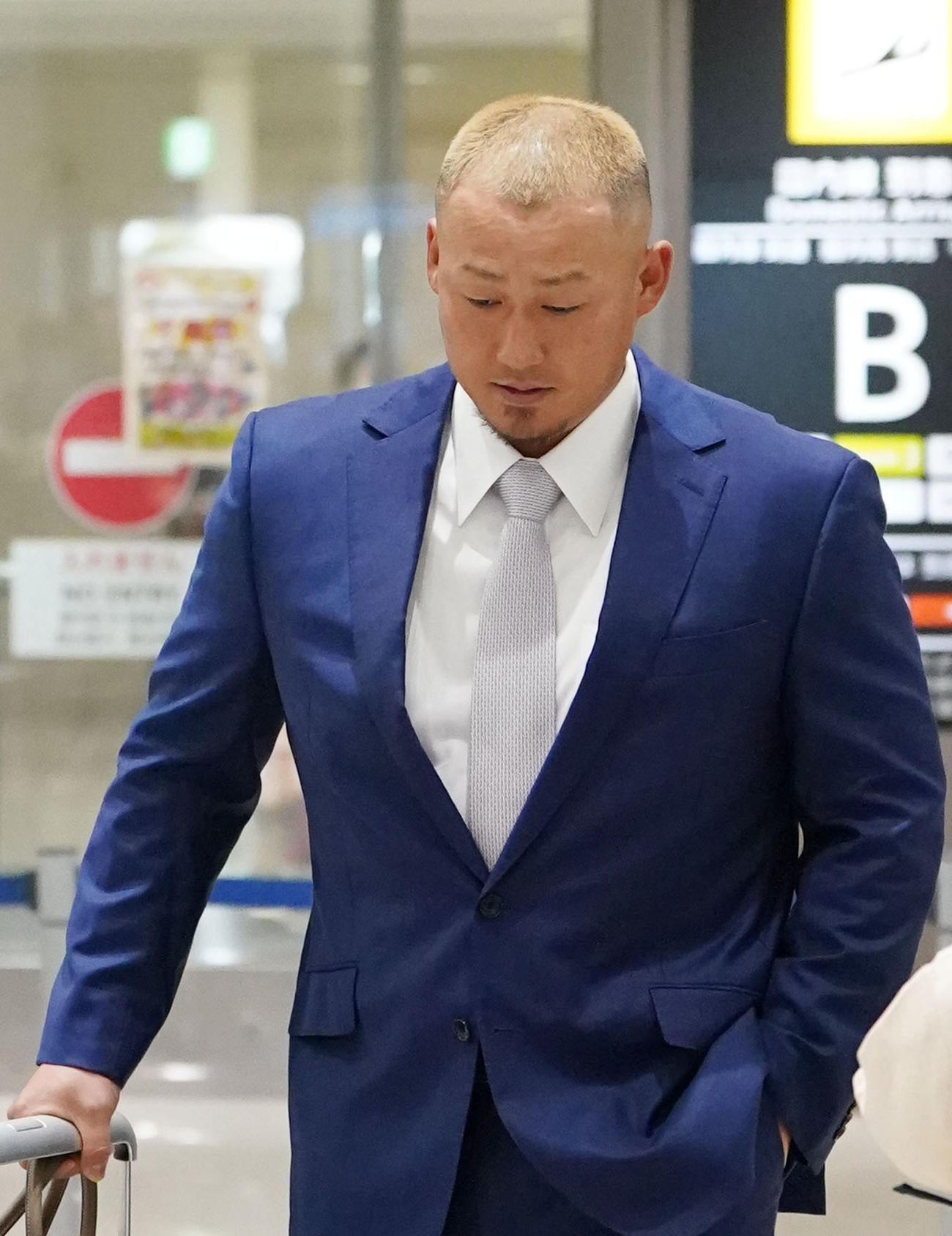 キャンプ地沖縄に到着した中田（撮影・森本幸一）