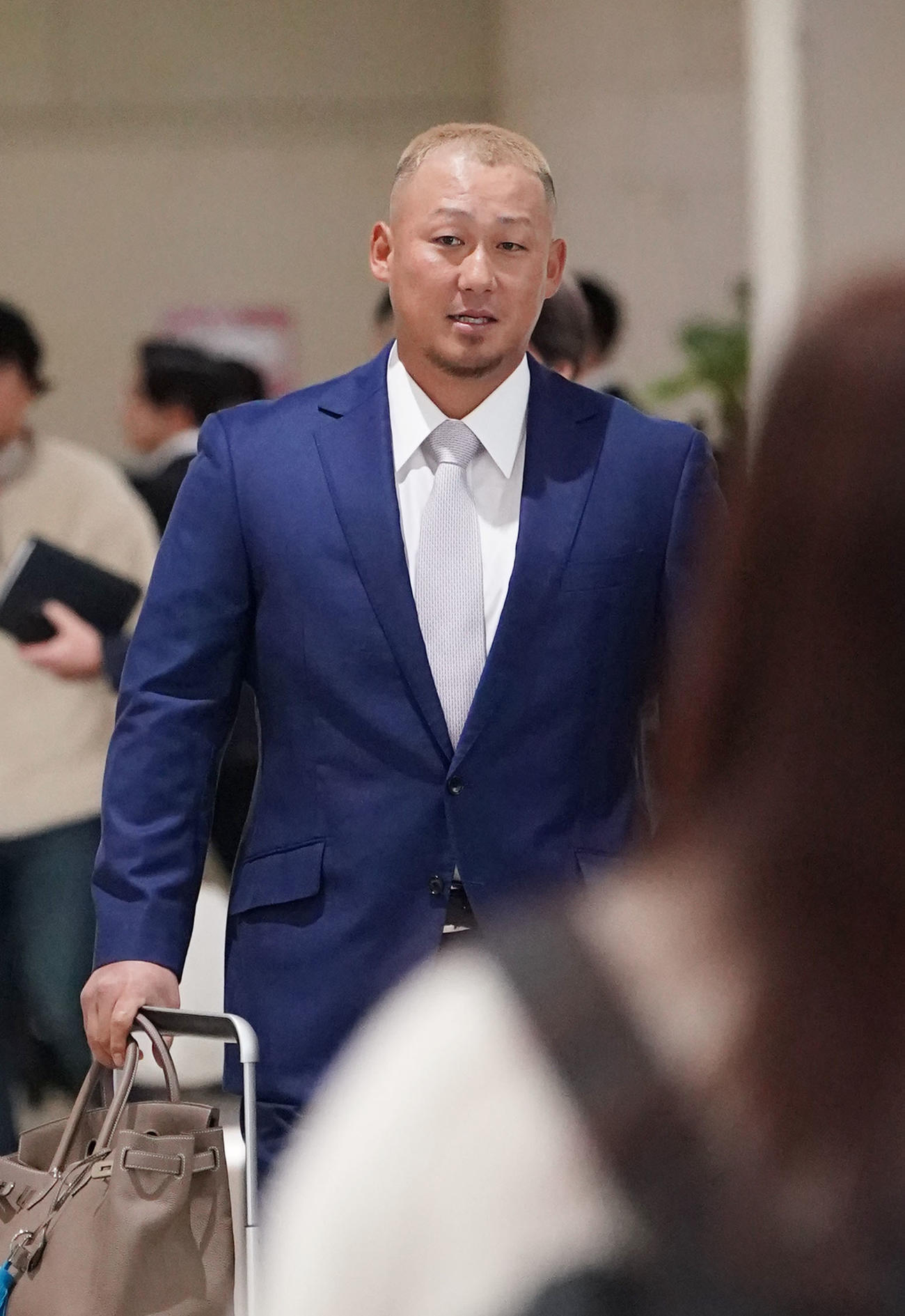 キャンプ地沖縄に到着した中田（撮影・森本幸一）
