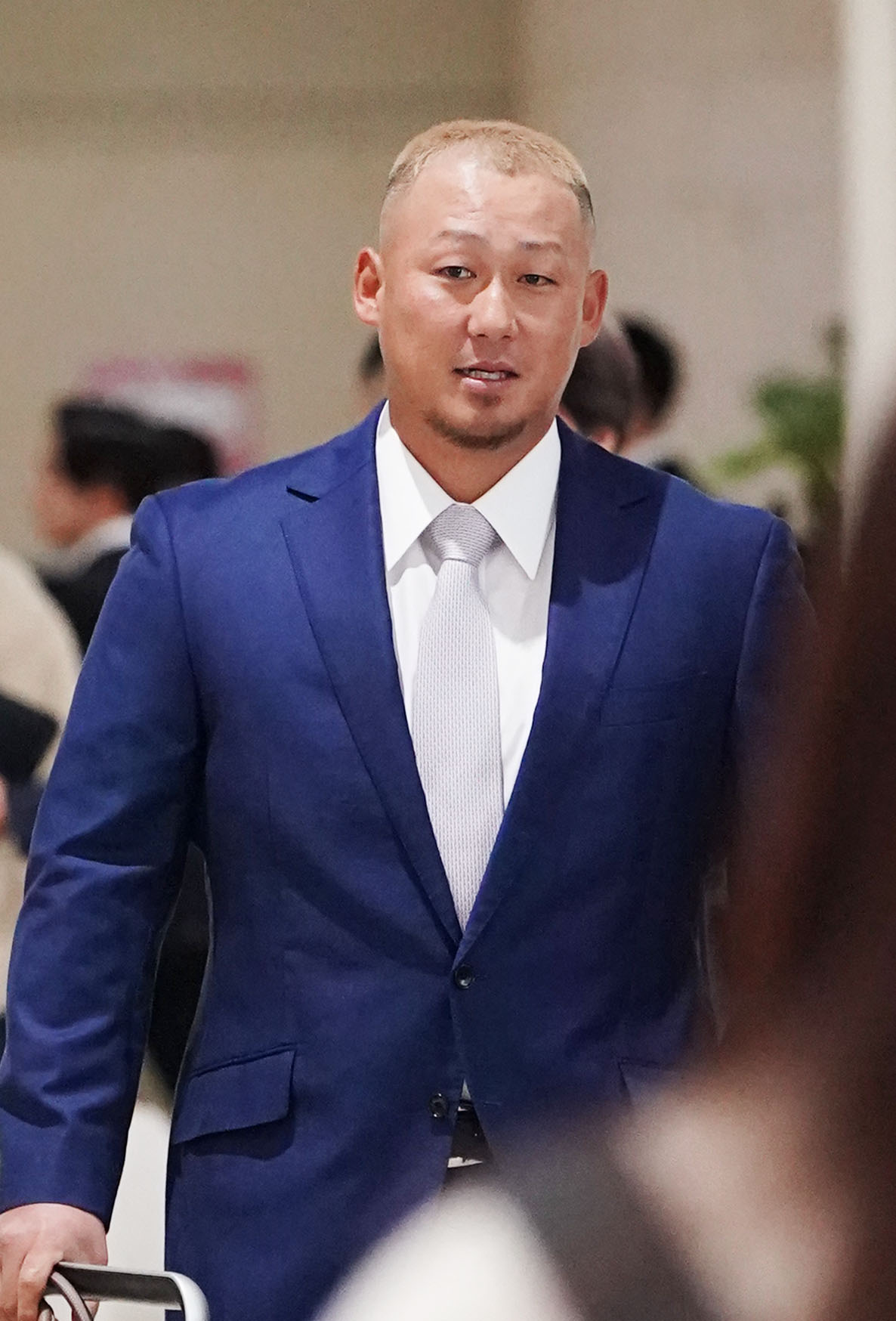 キャンプ地沖縄に到着した中田（撮影・森本幸一）