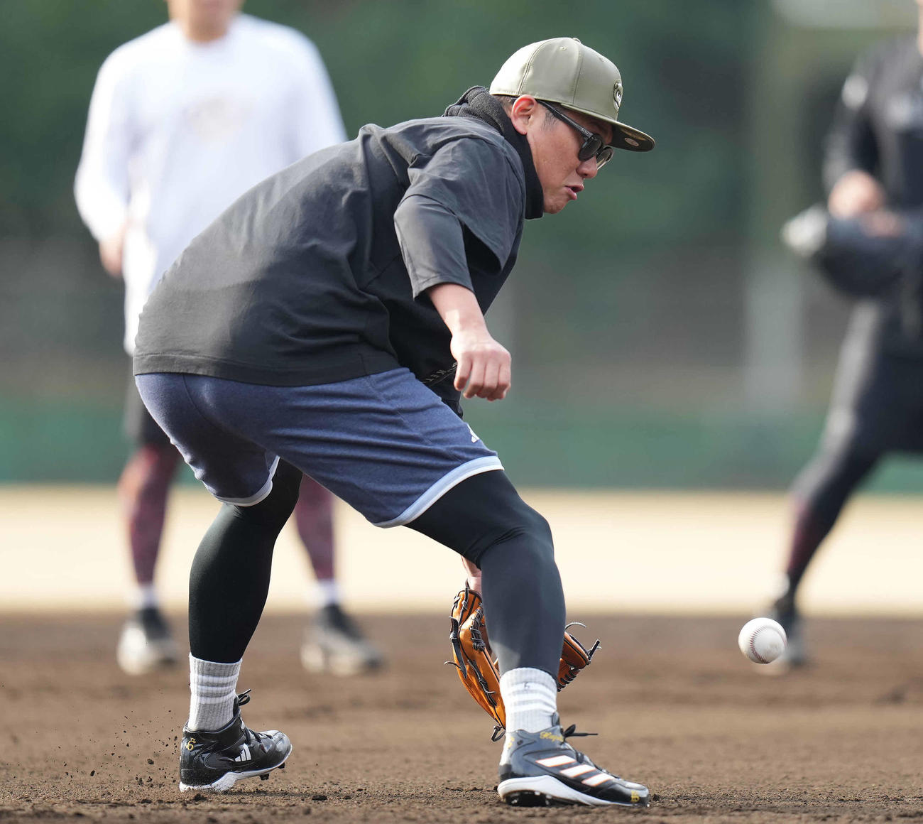 ノックを受ける巨人坂本（撮影・鈴木みどり）