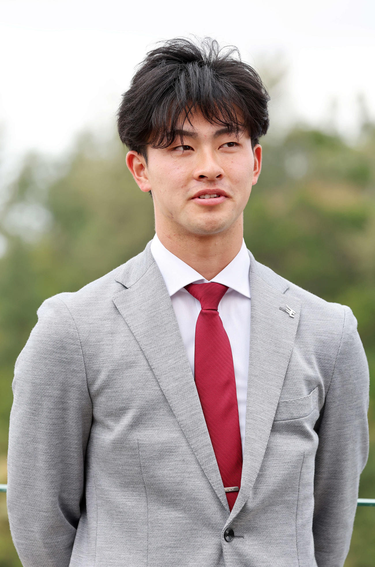 報道陣の質問に答える楽天古謝（撮影・鈴木正人）