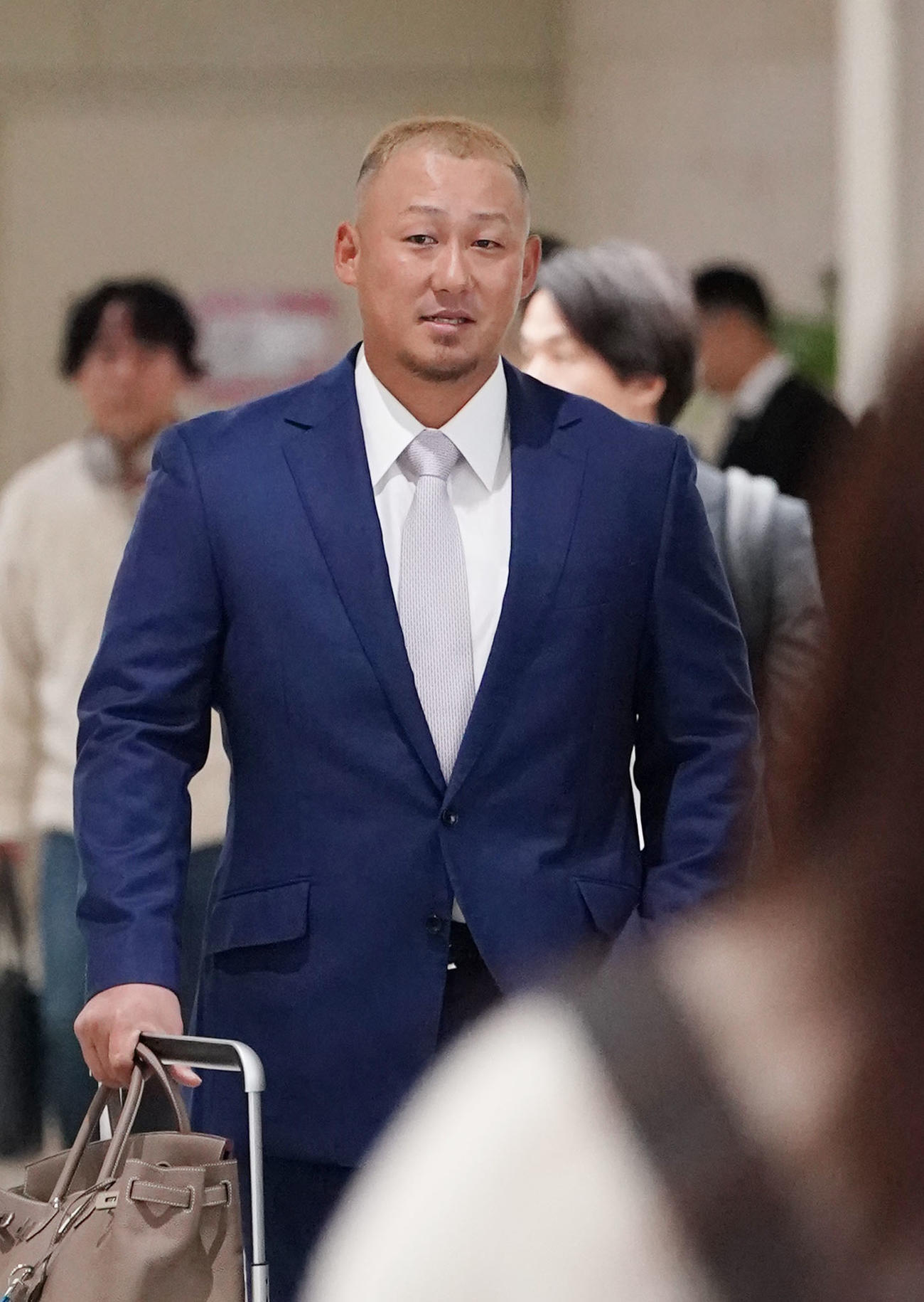 キャンプ地沖縄に到着した中日・中田翔（2024年1月30日撮影）