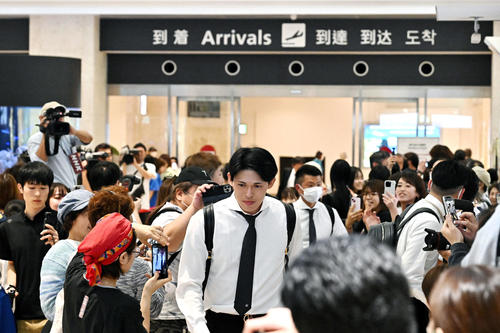 石垣空港に到着しファンに囲まれるロッテ佐々木(2024年1月30日撮影)