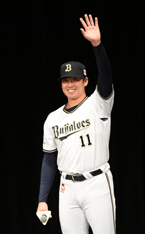 選手ファンミーティングで、背番号11のユニホームを披露したオリックス山下舜平大(2024年1月27日撮影)