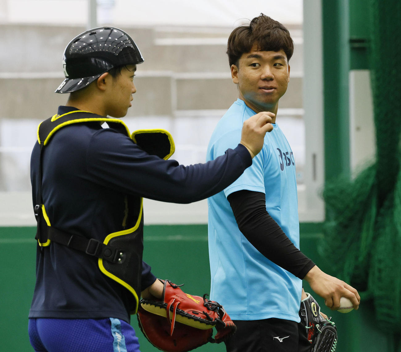 ブルペン投球を終え、中川勇斗（左）と言葉を交わす村上（撮影・藤尾明華）
