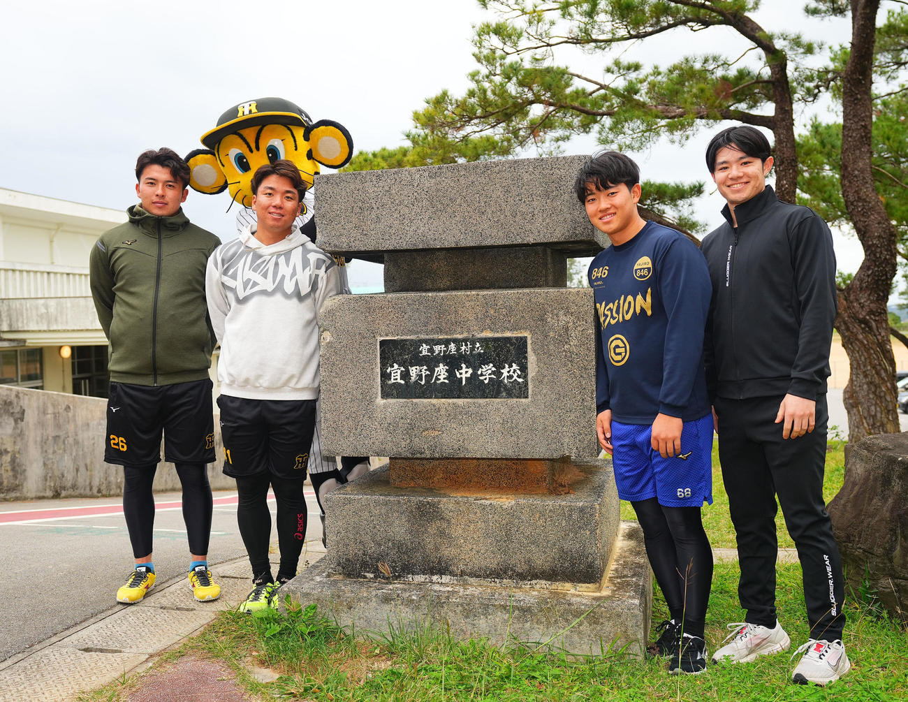 宜野座中学校を訪問した、左から椎葉、村上、中川、中野（撮影・藤尾明華）