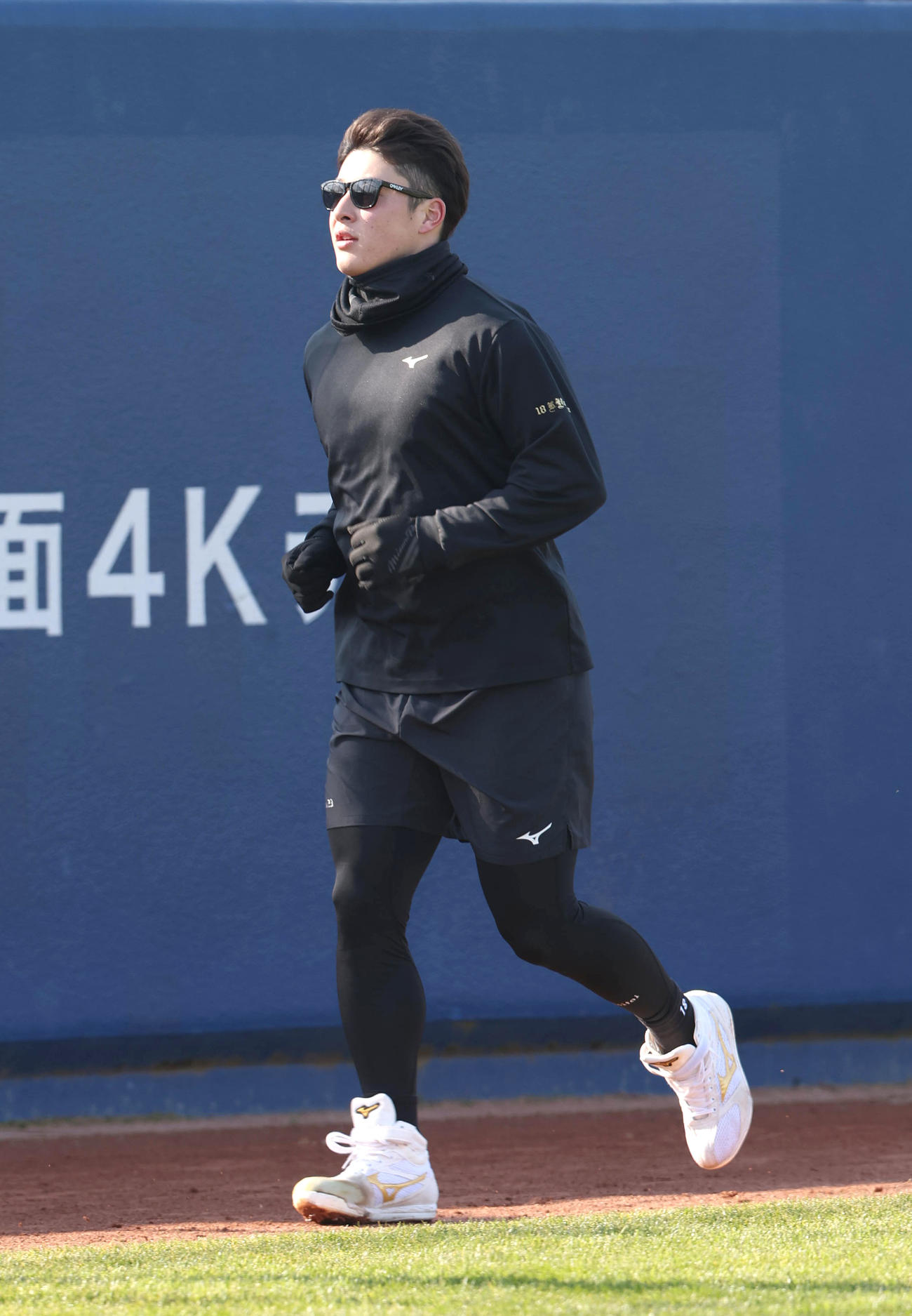 自主トレで外野をランニングするオリックス吉田輝星（撮影・白石智彦）