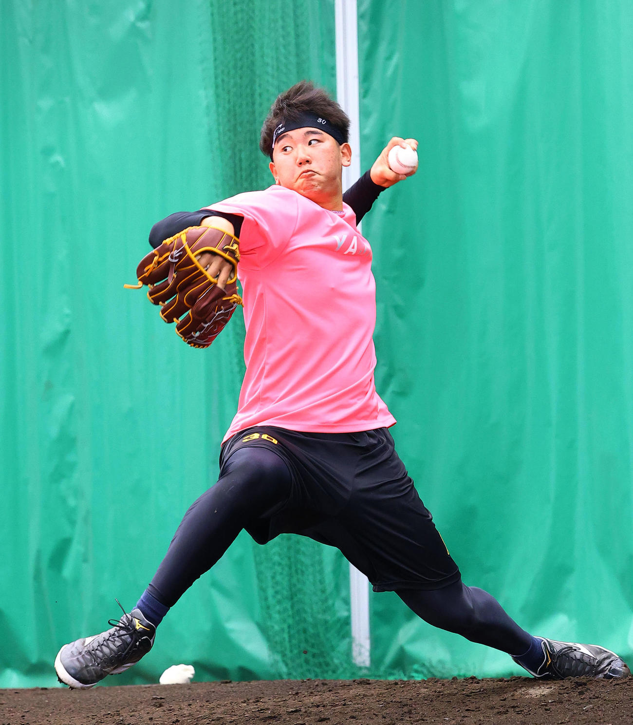 ブルペンで投球練習する門別（撮影・藤尾明華）