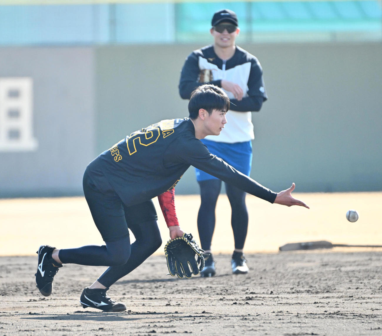 守備練習をする（左から）山田、遠藤（撮影・石井愛子）