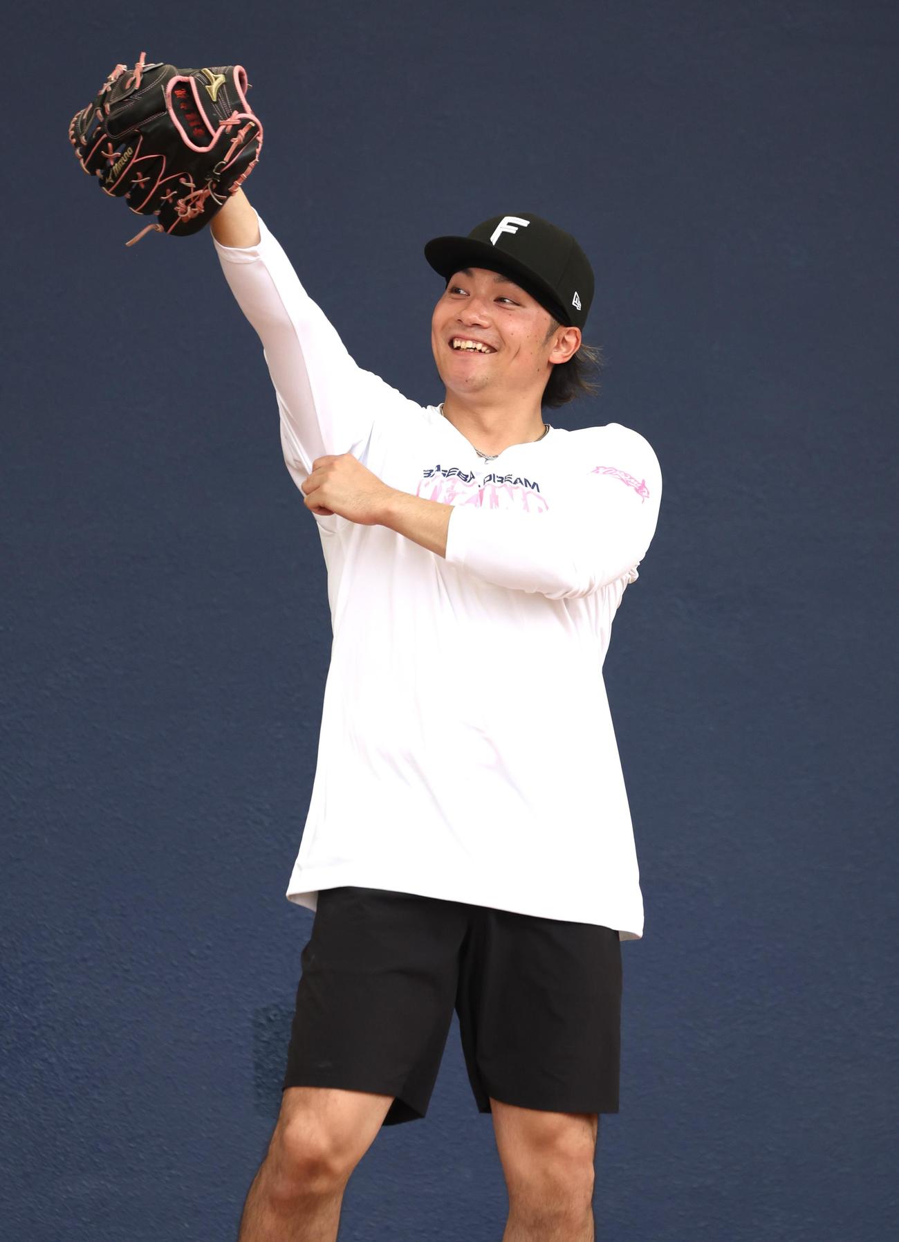 ブルペンで笑顔の日本ハム伊藤（撮影・黒川智章）