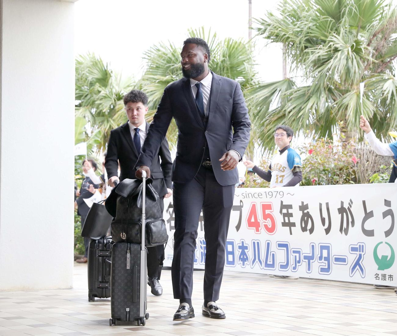 キャンプ地の宿舎に到着した日本ハムのレイエス（撮影・黒川智章）