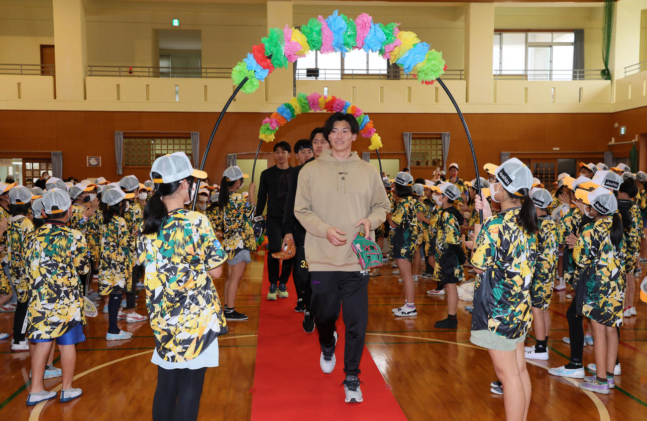 うるま市の川崎小学校を訪れた湯浅ら阪神ナイン（撮影・加藤哉）