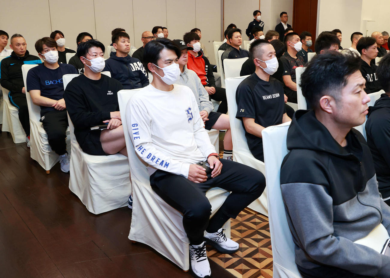 ハラスメント防止研修に臨む楽天今江監督（中央）（撮影・鈴木正人）