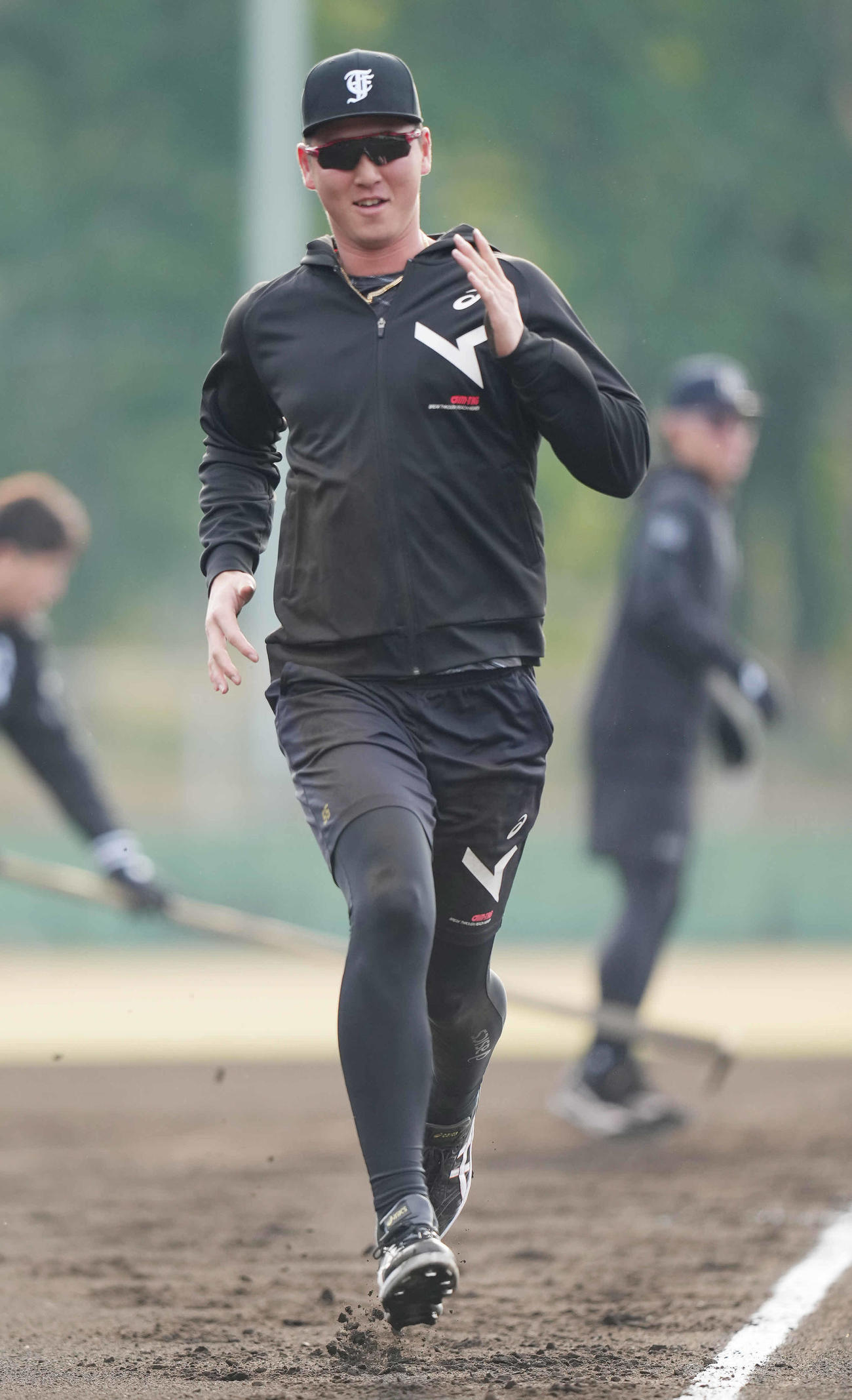 ベースランニングする巨人秋広（撮影・鈴木みどり）