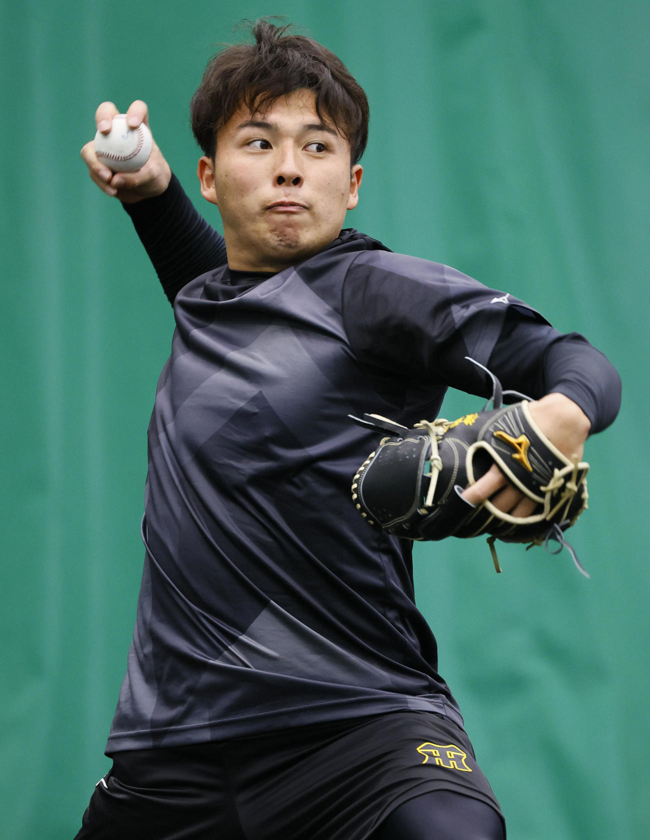 ブルペンで投球練習をする椎葉（撮影・藤尾明華）