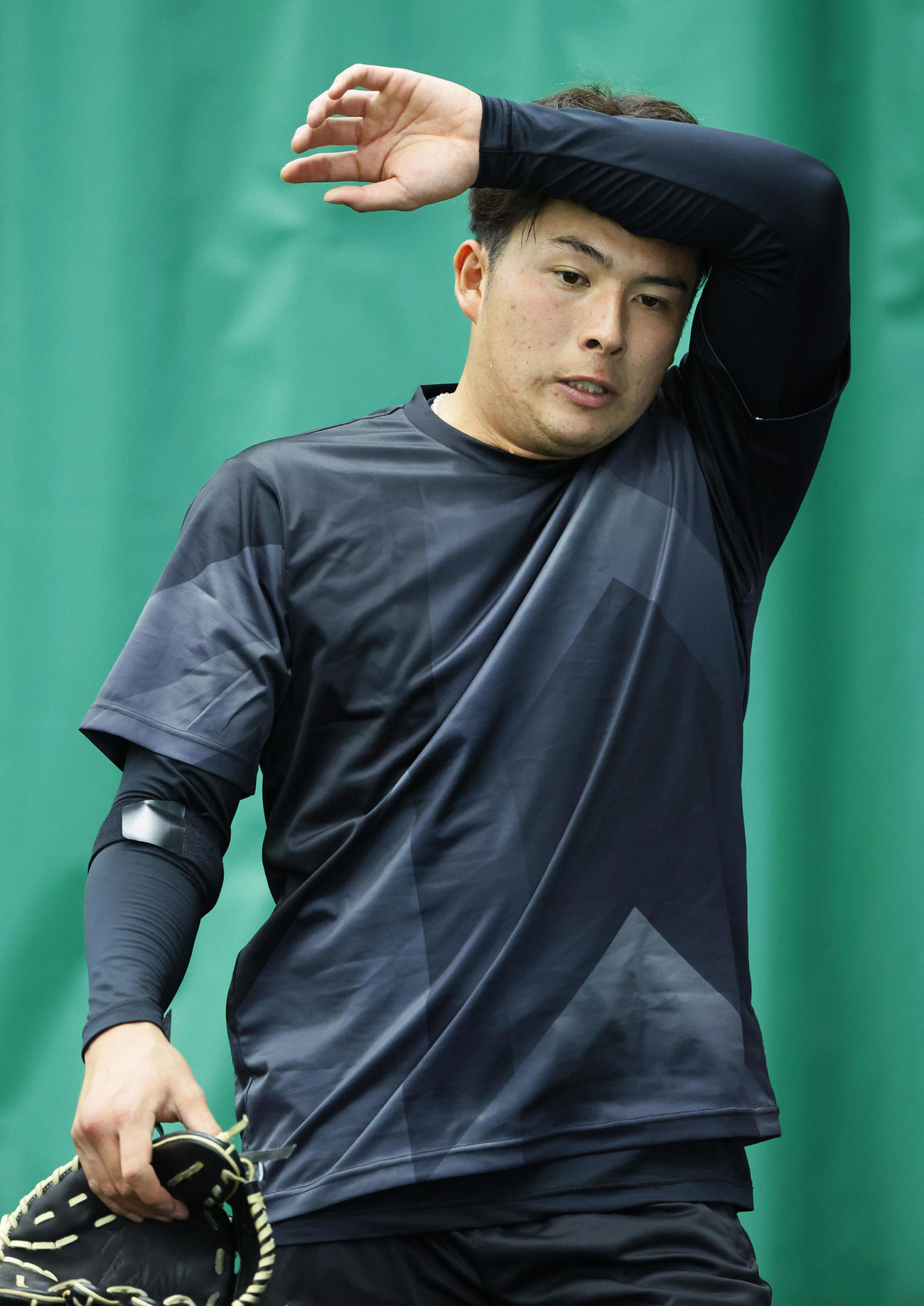 ブルペン投球を終え、汗を拭う椎葉（撮影・藤尾明華）