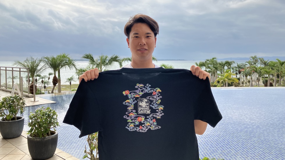 2024年春季キャンプ限定グッズのTシャツを手に持つ上田（球団提供）