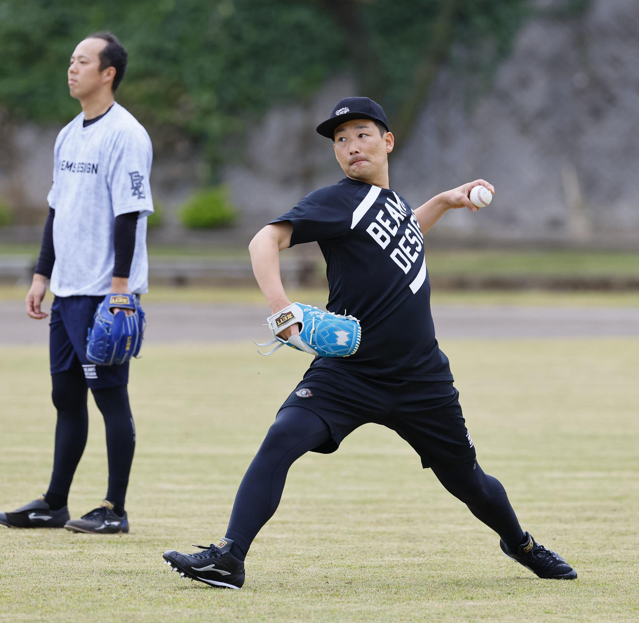 キャッチボールをする岩崎（撮影・藤尾明華）
