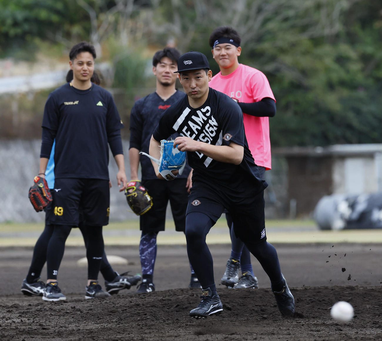 ノックを受ける岩崎（撮影・藤尾明華）