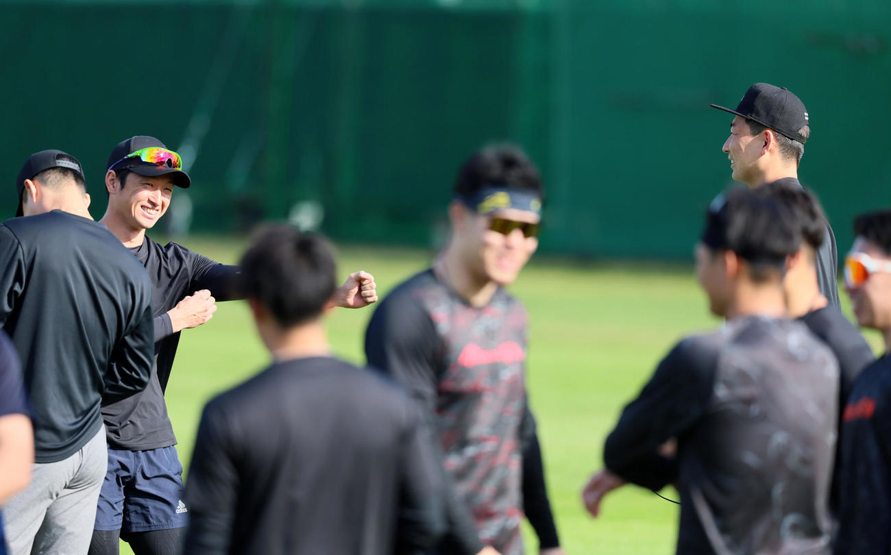 合同自主トレに合流した岩崎（右）に笑顔を見せる近本（撮影・加藤哉）